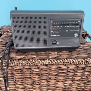 GE Portable AM FM Radio Receiver Vintage 7-2662C Analog Grey AC  battery powered